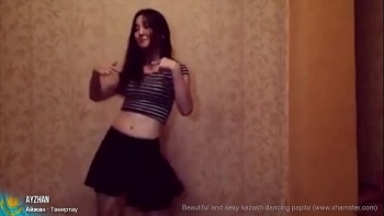 Смачно работала руками на члене