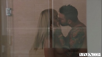 Молодая блондинка с татуировками занимается сексом на диване в разных позах