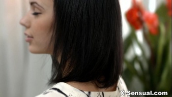 Она облизала фаланги пальцев