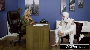 Грудастая женщина сосет