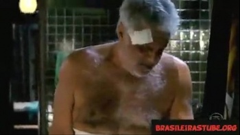 Сучка тычет пальцами глубоко в промежность и поливает водой письку