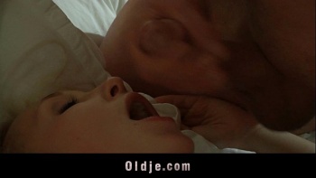 Мужик в халате из кожи