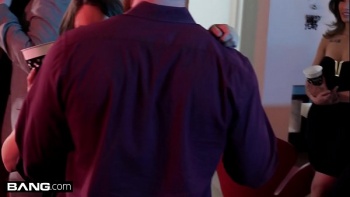 Оголила перед мужчиной сиськи