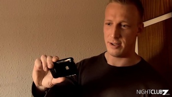 Блондинка Sarah Summers в сексуальном пеньюаре