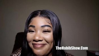 Гладил по голове старательную телочку