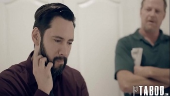 Красиво трахает девушку с задранными ногами кверху