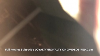 Откровенная девушка стонет с членом в ротике на кровати