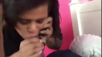 Она с удовольствием его пососала за щекой