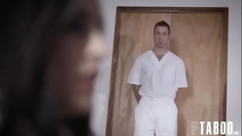 Она трет член через штаны