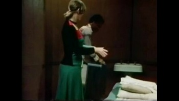 Девушки в ретро порно фильме сосут члены парней и трахаются с ними