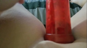 Малышки играются с вибратором