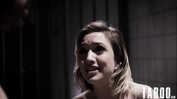 То смотрели на нее испуганными глазами