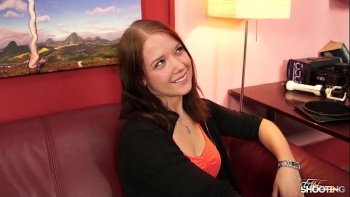 Когда приятная девушка снимает себя трусики и встает в позу раком