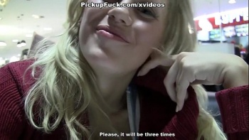 Худенькая дамочка набирает кучу вещей идет их мерять