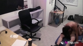 Парень трахает пьяную девушку под скрытую камеру