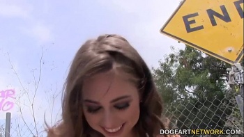 Бабенка разделась до нижнего белья