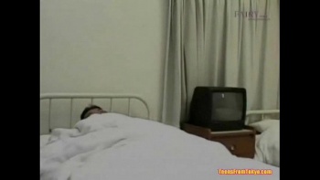 Парень трогает их