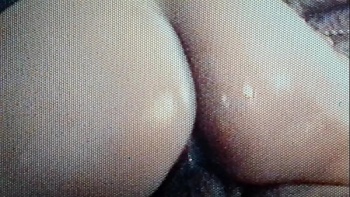 Сочная девушка очень старательно лижет грудастой телочке клитор