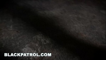 Девка была готова к этому повороту событий и без лишних слов взяла в рот его длинный черный шланг