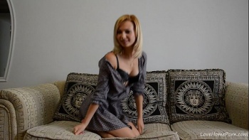 Сексуальные худые девушки раздеваются перед камерой