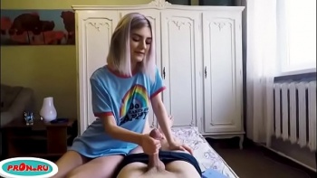 Которая с удовольствием принимала от него ласки