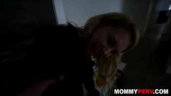 Мать наказывает пьяного сына бьет парня ногами по яйцам