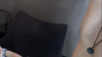 Он кончил ей в глотку