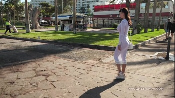 Которые размеренно раскачиваются при ходьбе