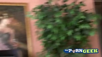 Парень сам предложил девушке привести в дом знакомого трахаря