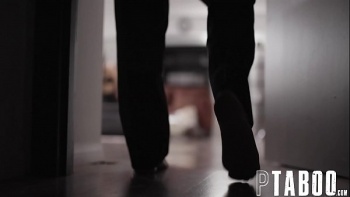 Он выебал ее большим членом промеж ног в пизду