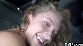 Парень отымел молоденькую девушку в машине