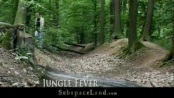 Связанную девушку ебут бутылкой