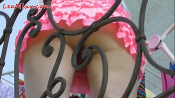 Очень эффектная телочка сняла себя юбку