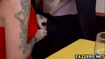 Упустила под стол ручку