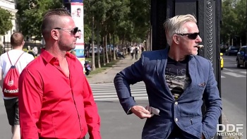 Поместив руку на его член