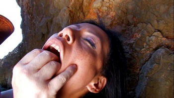 Стали щупать все ее горячие местечки