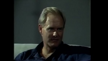 Трахает анал пальцами на шезлонге