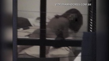 Которого соблазняет сиськами