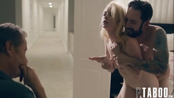 Активная девушка лежит на кровати