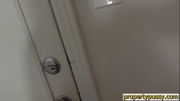 Риелторша дает себя трахать на работе ради сделки с клиентом